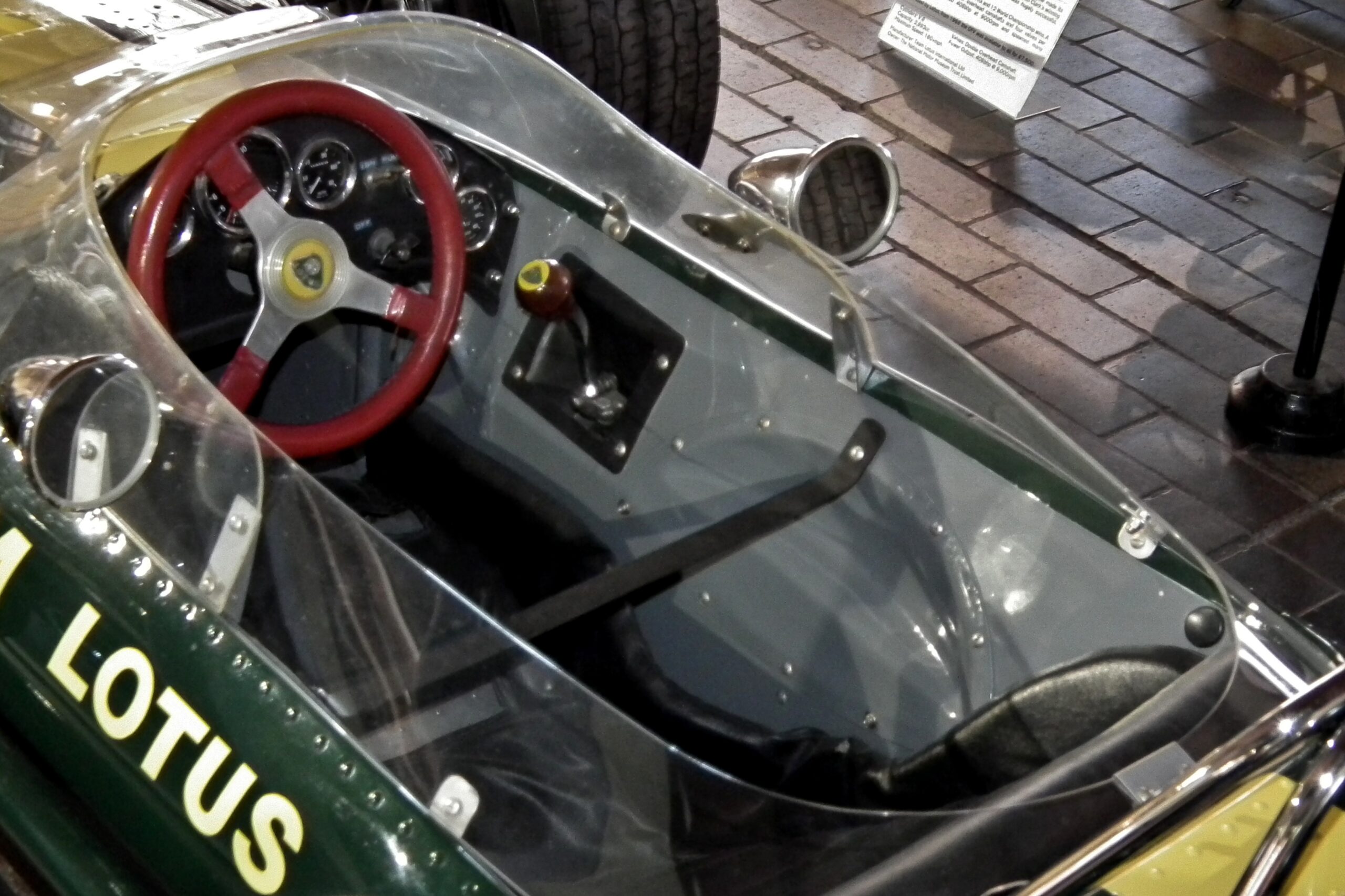 Inspirados en diseños previos como el Lotus 43 y el BRM P83, crearon el Lotus 49, que fue el primer monoplaza de F1 en utilizar el motor Ford Cosworth DFV