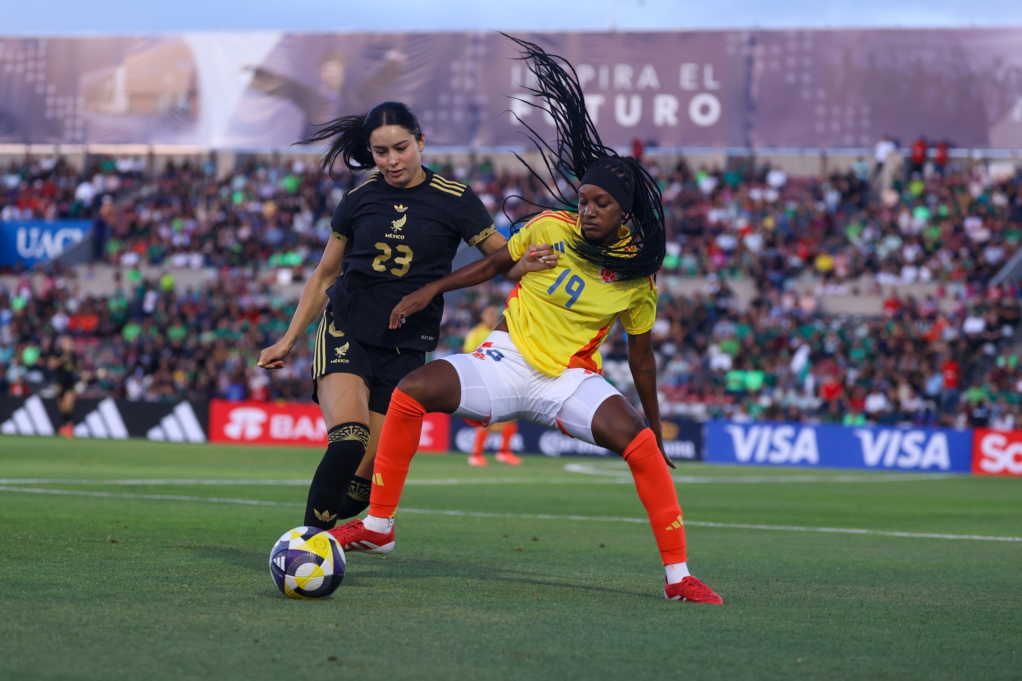 Puede ser una imagen de 2 personas, personas jugando al fútbol, personas jugando al fútbol y texto que dice "URO ۵ UACD ж enico 19 19 nBA TB BAI VISA VISA S"