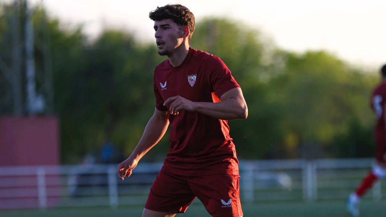 El joven lateral sevillano enfrenta su segunda temporada como nervionense