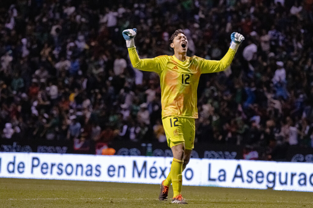 Fernando tapia celebrando victoria mexicana