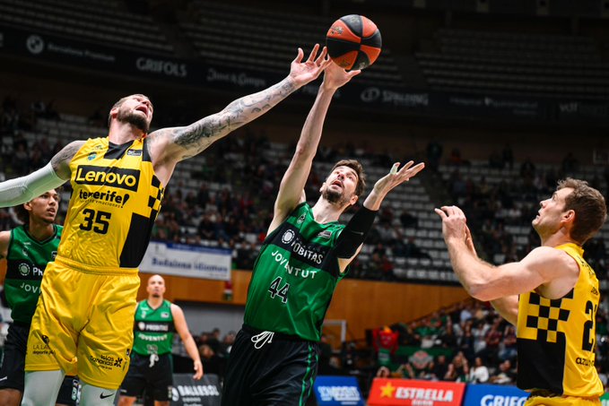 La Penya, con un vendaval ofensivo, vence al Tenerife en el último partido en casa