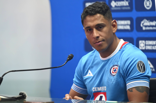 Presentación de Luis Romo con cruz azul