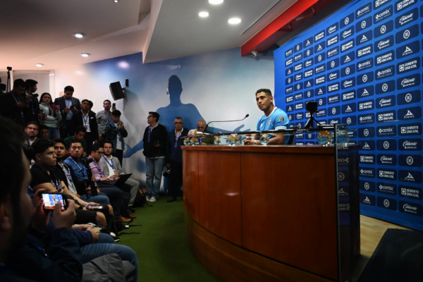 Cruz Azul presenta a Luis Romo 