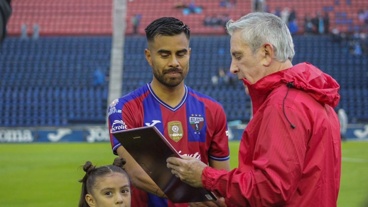 Armando Escobar recibió un homenaje por llegar a los 100 partidos jugados con Atlante