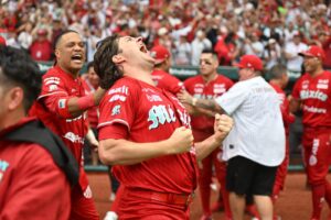 Trevor Bauer celebrando al campeonato de zona sur