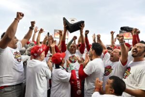 Jugadores y dueño de Diablos rojos celebrando el campeonato de zona sur