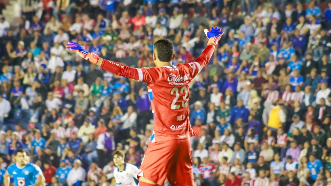 Mier se ha enfrentado al Club Deportivo Guadalajara en dos ocasiones, en las cuales mantuvo su portería en cero