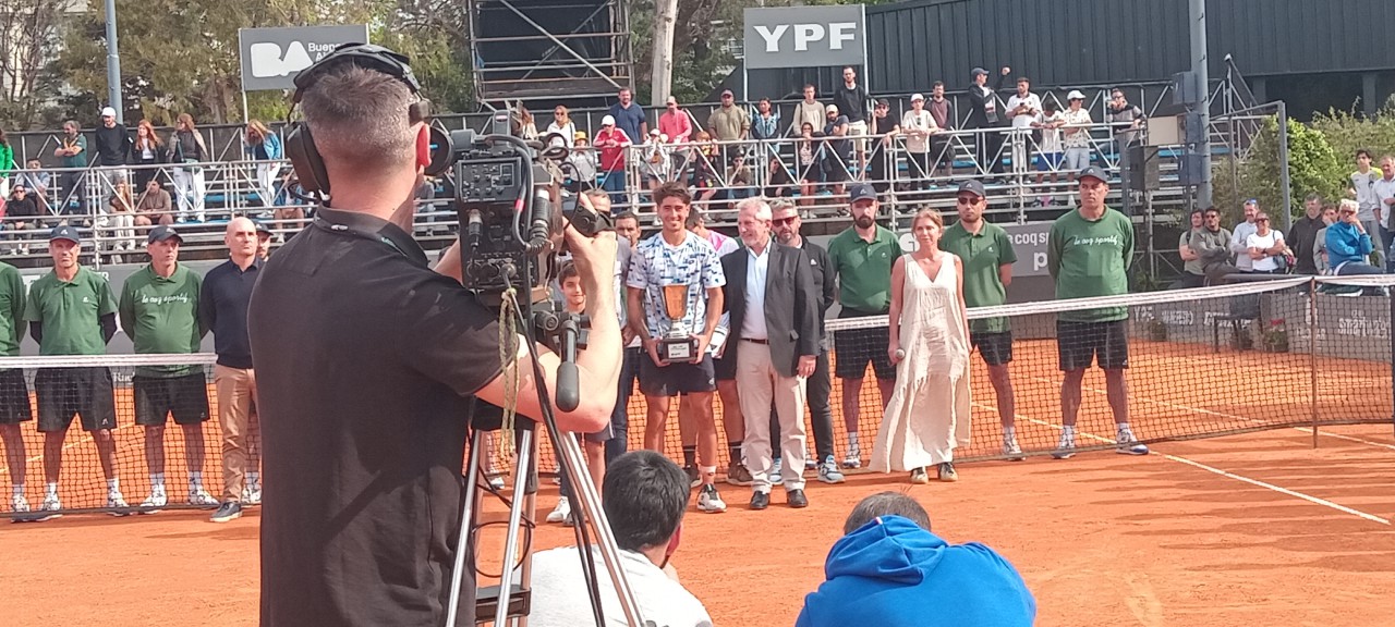 Comesaña recibiendo el trofeo de campeón