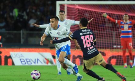 Cruz Azul derrota a Pumas y persigue marca histórica