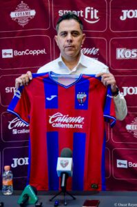 Miguel Fuentes con la playera del Atlante. Foto: Miguel Fuentes