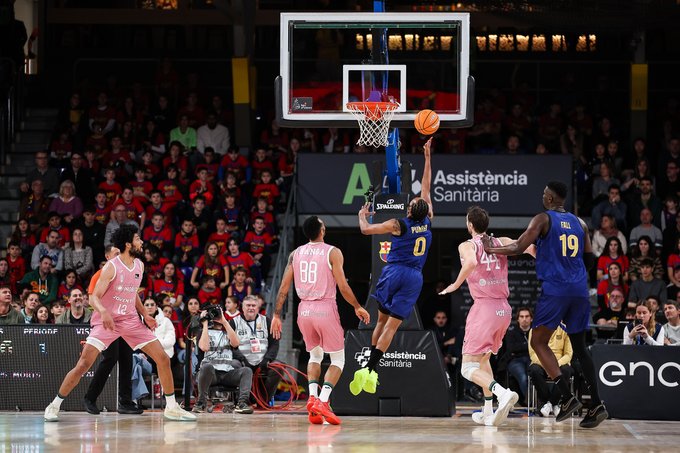 La Penya asalta el Palau para dejar tocado al Barça