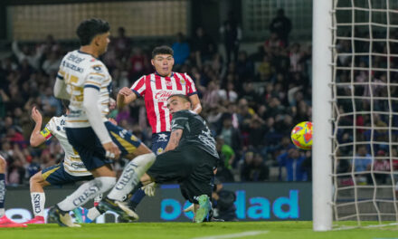 Sin Óscar García Chivas vence a Pumas en el último minuto