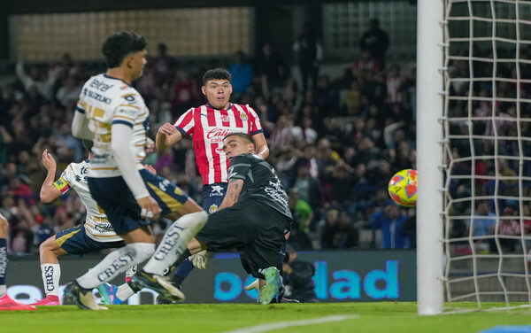 Sin Óscar García Chivas vence a Pumas en el último minuto