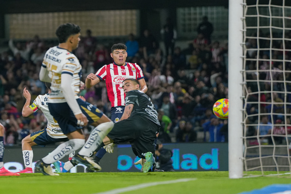 Sin Óscar García Chivas vence a Pumas en el último minuto