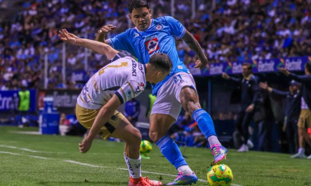 Cruz Azul le remonta a Pumas y escala a la cima de la tabla