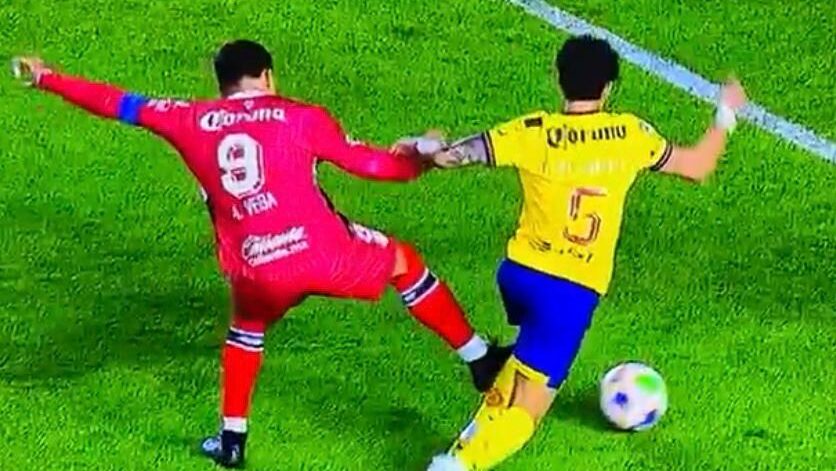 Alexis Vega pisó a Kevin Álvarez durante una disputa; el escarlata no vio la tarjeta roja. (Captura de pantalla)