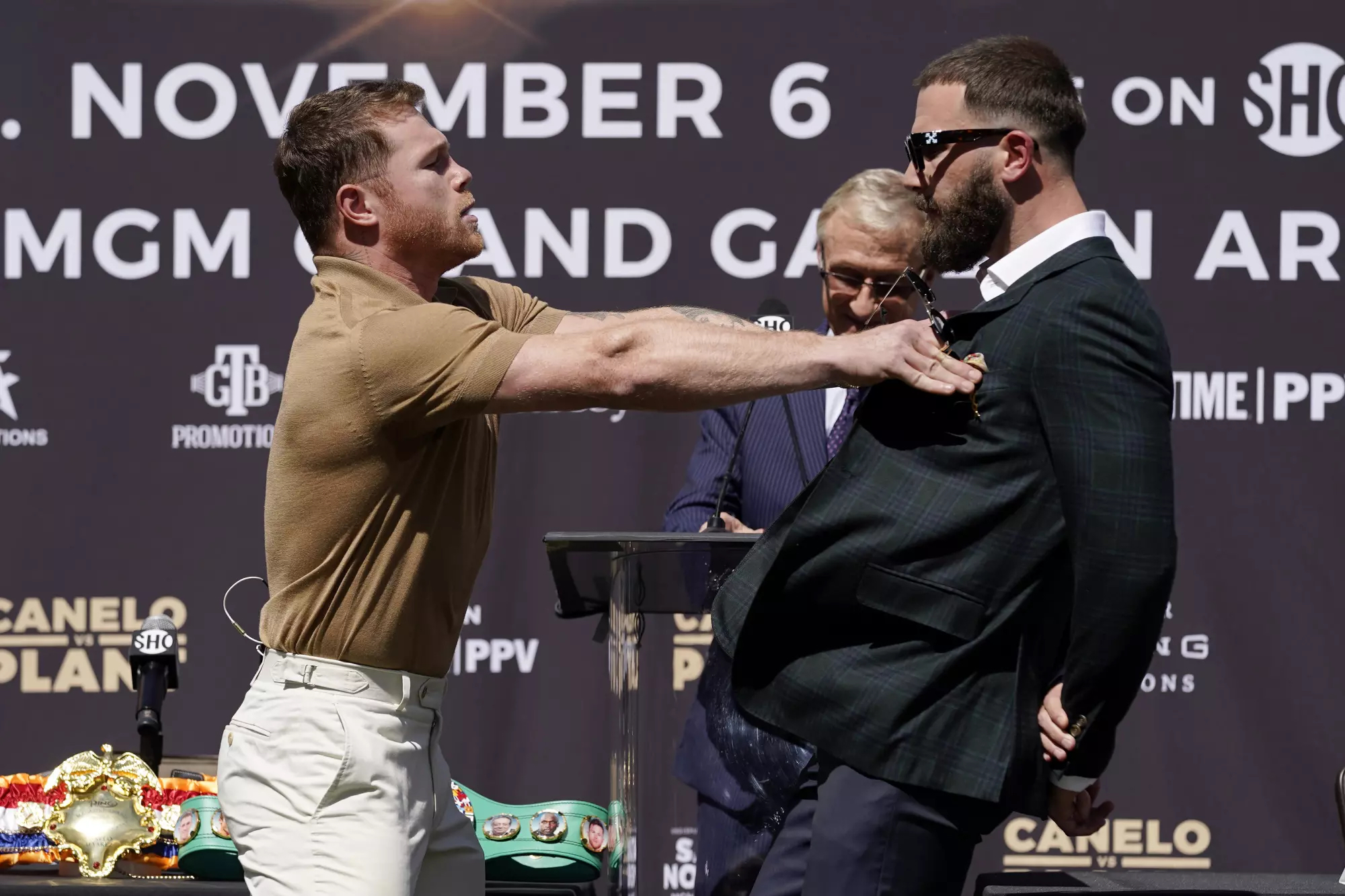 Canelo empujó a Caleb Plant en rueda de prensa, un mes y fracción antes de su enfrentamiento en noviembre de 2021. (Foto: AP)