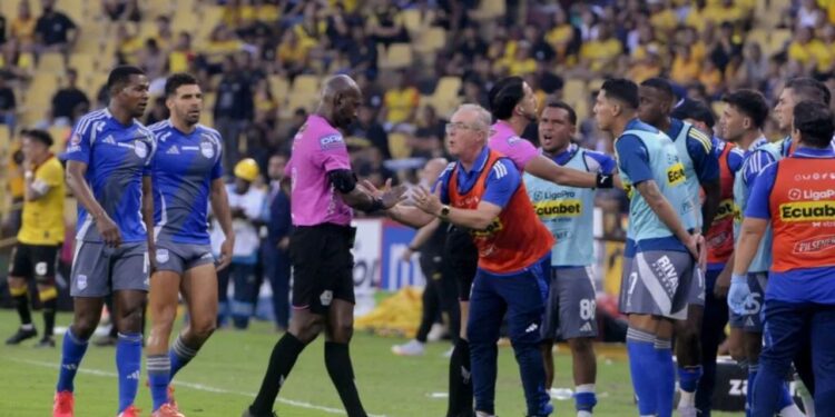 Emelec exige transparencia tras polémico arbitraje en el Clásico del Astillero
