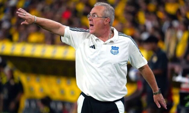 Jorge Célico, en la cuerda floja: Emelec define su futuro antes del Clásico del Astillero