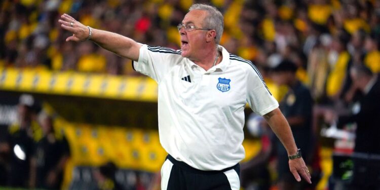 Jorge Célico, en la cuerda floja: Emelec define su futuro antes del Clásico del Astillero