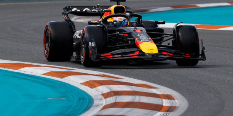 Verstappen se impone y gana una ajustada pole en Miami