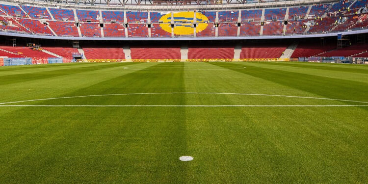 El Camp Nou late otra vez : el Barca vuelve a casa