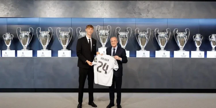 Presentación Dean Huijsen.