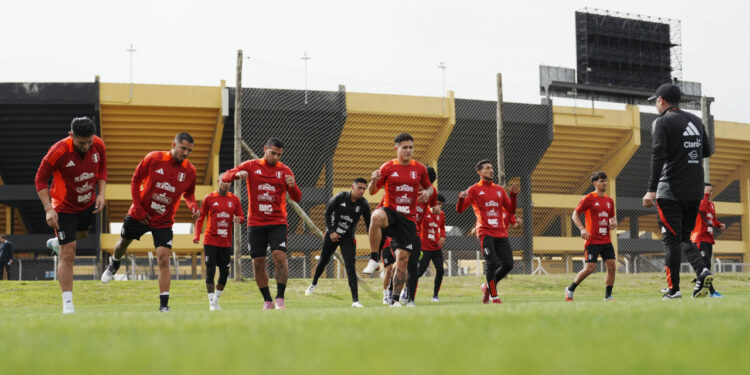 El primer día: La selección peruana hizo sus primeros trabajos en Montevideo