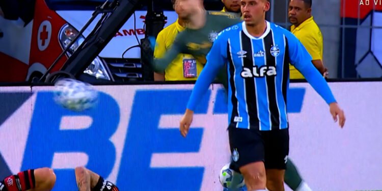¡Se lució!: Espectacular debut de Erick Noriega en empate de Gremio 1-1 ante Flamengo