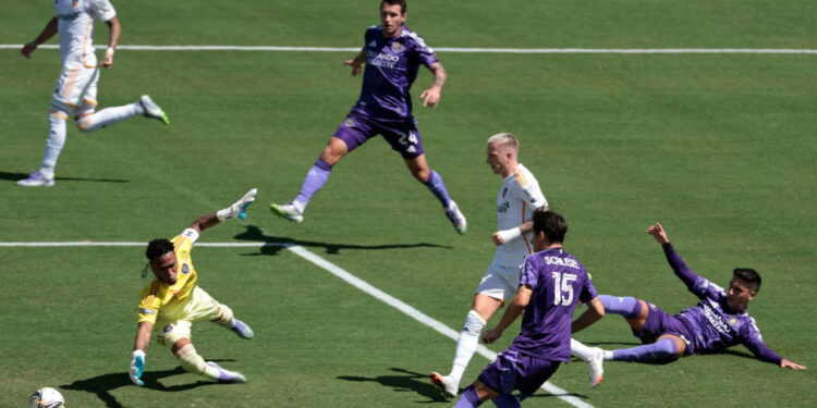 Atajó de todo pero no alcanzó: Orlando City, con Gallese, perdió 2-1 con Los Ángeles Galaxy